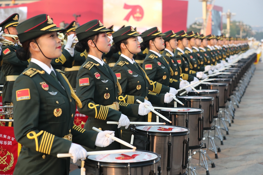 解放軍聯(lián)合軍樂團(tuán)在廣場就位后進(jìn)行準(zhǔn)備工作和試奏。據(jù)了解，解放軍聯(lián)合軍樂團(tuán)此次演奏是從開國大典至今歷次閱兵以來演奏曲目最多的一次，不少曲目是為此次閱兵量身打造的全新作品，此次也是歷次女演奏員最多的一次。