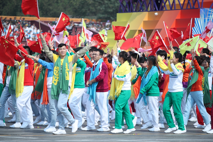 群眾大游行，歡樂的海洋！