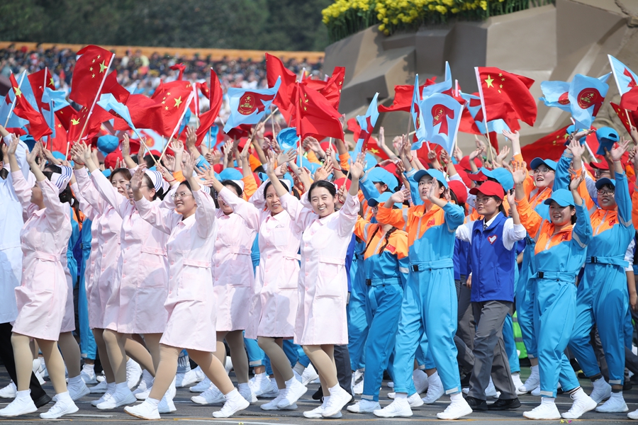 群眾大游行，歡樂的海洋！