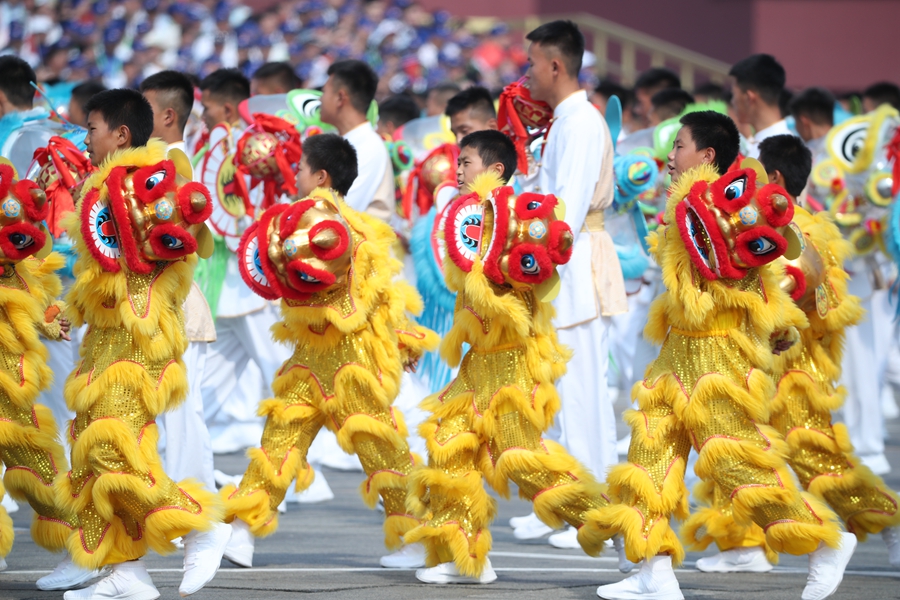群眾大游行，歡樂的海洋！