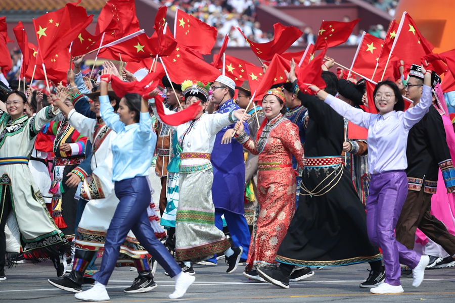 群眾大游行，歡樂的海洋！