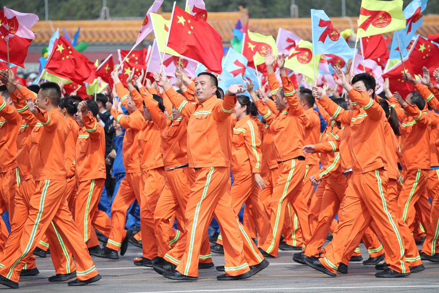 群眾大游行，歡樂的海洋！