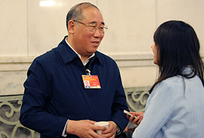 全國(guó)政協(xié)委員解振華接受采訪(fǎng)