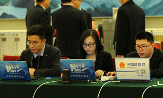 新華網(wǎng)、中國政府網(wǎng)記者在做直播準(zhǔn)備