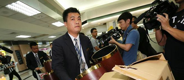 禮儀公司帶著遺體袋、骨灰壇協(xié)助處理善后