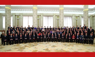 慶祝大會(huì)結(jié)束后，習(xí)近平等同受表彰人員及親屬代表合影留念