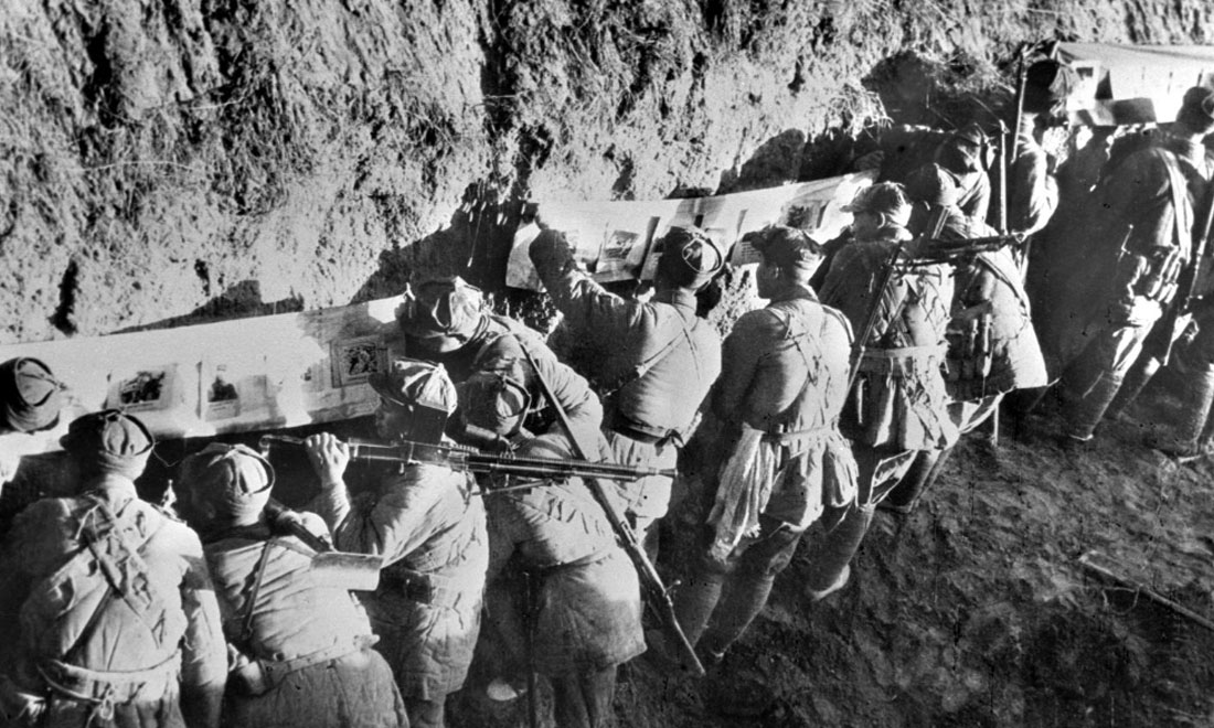 1948年冬，淮海戰(zhàn)役期間，雙堆集前沿陣地舉辦的戰(zhàn)地影展，深受解放軍戰(zhàn)士歡迎。新華社稿  袁克忠攝