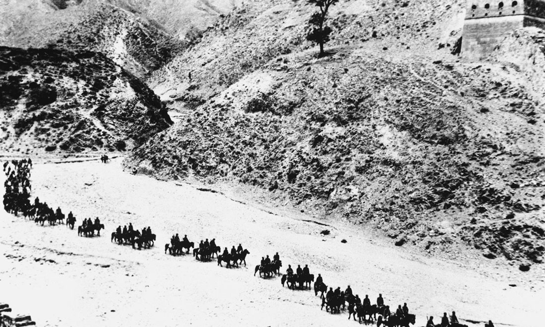 1937年11月太原失守后，八路軍向華北敵后挺進(jìn)，分兵發(fā)動(dòng)群眾，開展敵后游擊戰(zhàn)爭，創(chuàng)建敵后根據(jù)地。新華社稿　沙飛攝