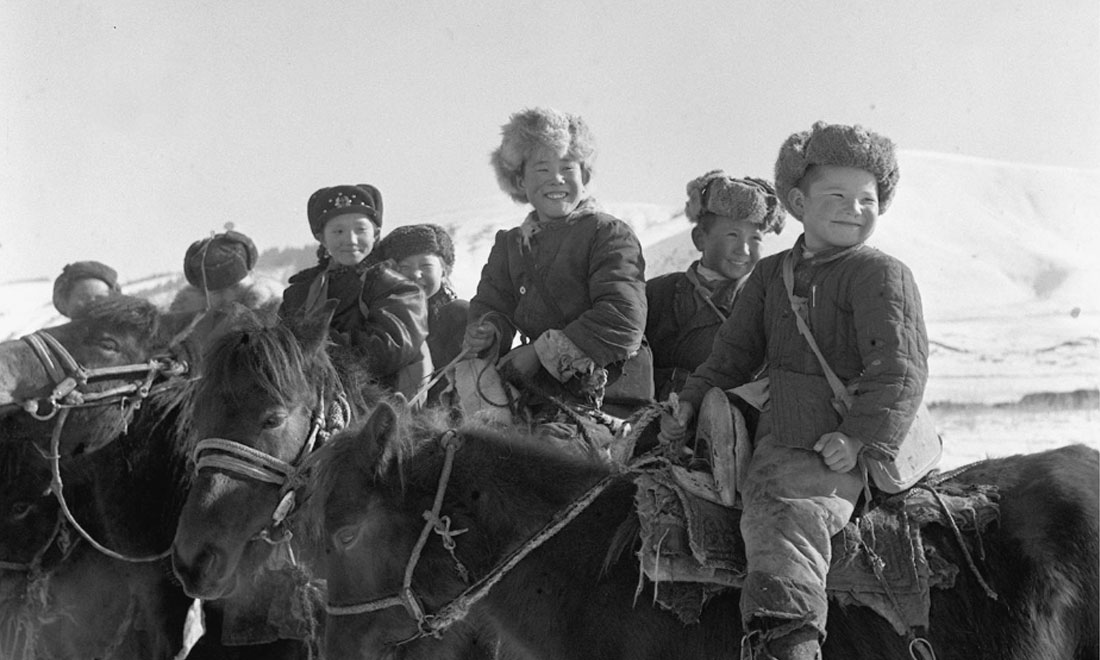 1964年春，新疆伊犁哈薩克自治州昭蘇縣的哈薩克族小學(xué)生們。新華社記者武純展攝