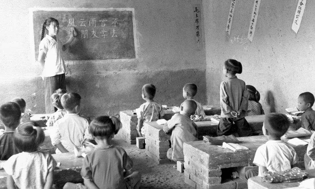 1964年夏，河北省壩縣煎茶鋪公社西煎大隊(duì)，一所耕讀小學(xué)的學(xué)生們在上課。新華社記者梁一丁攝