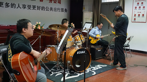 追夢(mèng)中國(guó)人|侯孝輝：左手方向盤(pán)，右手麥克風(fēng)