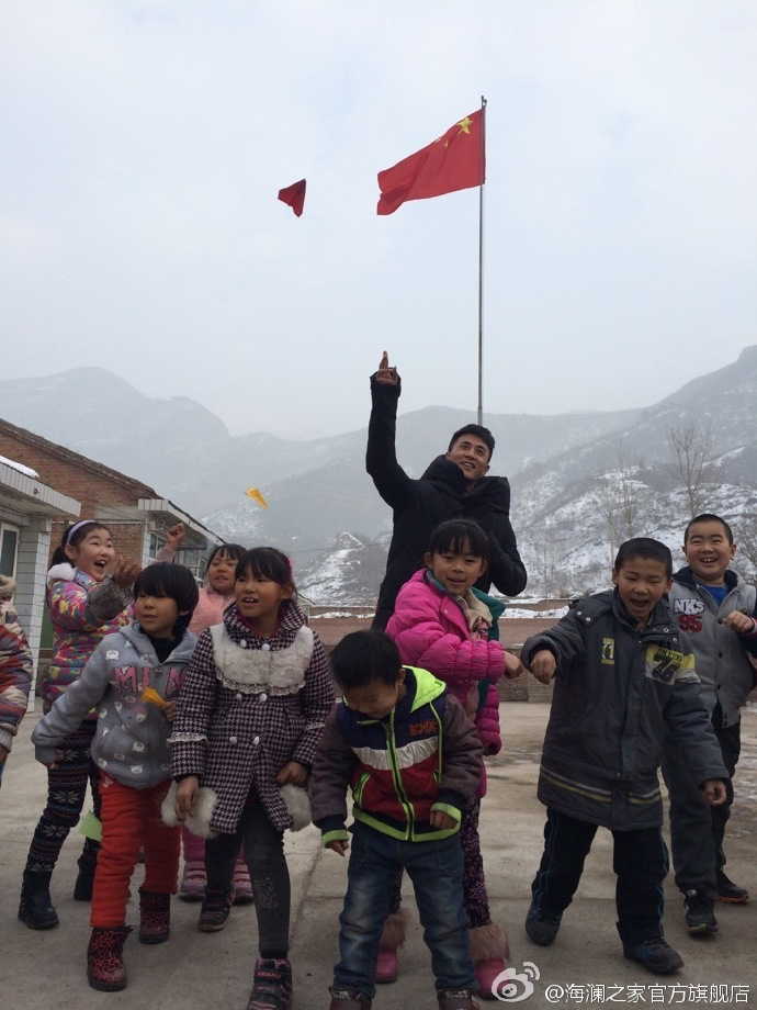 2015年&ldquo;多一克溫暖&rdquo;著名演員杜淳加入溫暖行動。暖男杜淳很快和孩子們打成了一片，他和孩子們聊起了夢想，讓孩子們將它寫在紙上并折成紙飛機，領(lǐng)著孩子們來到操場上將帶著夢想紙飛機放飛。