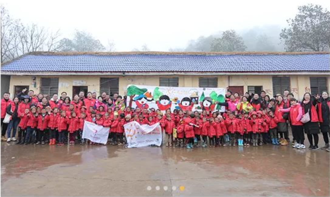 2018年11月6日，&ldquo;多一克溫暖&rdquo;團隊走進大涼山深處。為孩子們送去冬衣的同時，海瀾之家聯(lián)合網(wǎng)易打造在線課程平臺，把優(yōu)質(zhì)的教育資源也傳遞到偏遠山區(qū)。同年，知名導(dǎo)演陸川特別參與監(jiān)制了&ldquo;多一克溫暖&rdquo;微電影《信歌》，為山區(qū)送去&ldquo;暖身又暖心&rdquo;的力量。