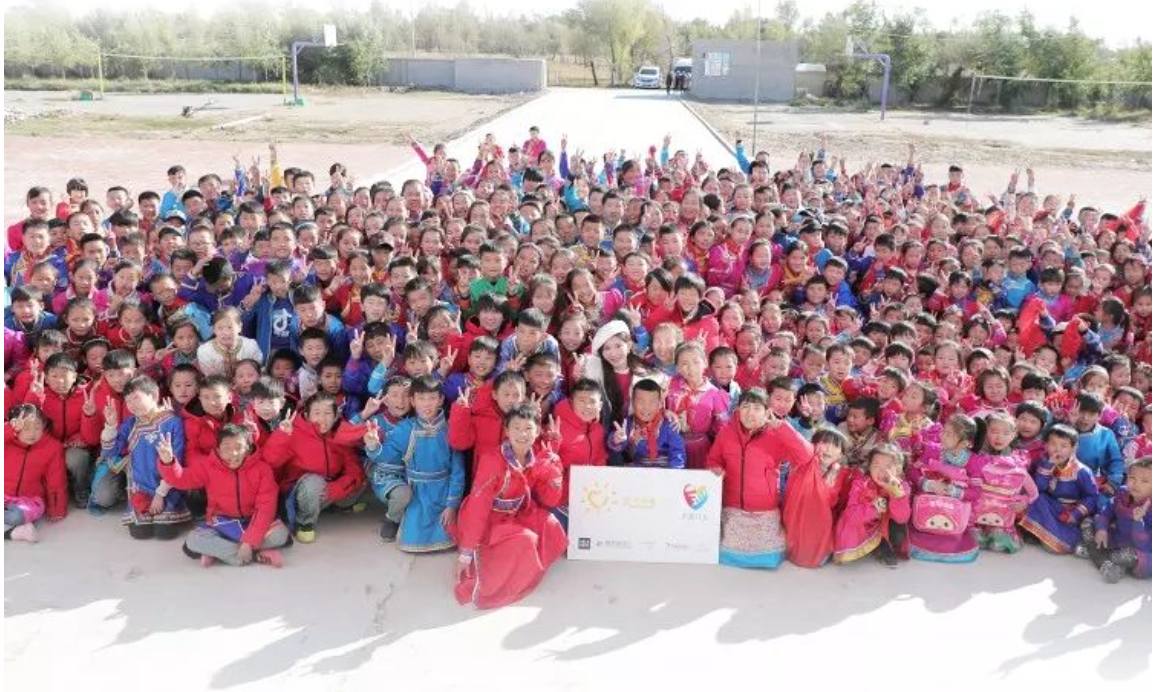 不知不覺，&ldquo;多一克溫暖&rdquo;已經(jīng)步入第六年。2019年10月14日，林志玲首次作為公益同行人，攜手鳳凰網(wǎng)&ldquo;護童計劃&rdquo;，與&ldquo;多一克溫暖&rdquo;一起趕赴內(nèi)蒙古回訪茫汗蘇木中心校的&ldquo;志玲姐姐之家&rdquo;，給那里的孩子送去溫暖。