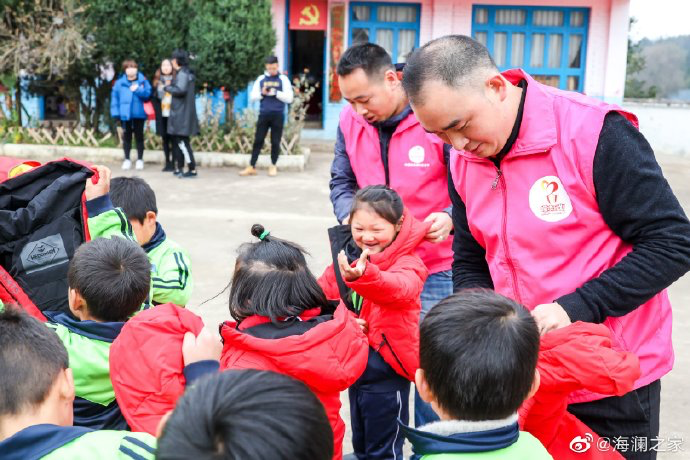 2019年11月，海瀾之家的志愿者們來到了貴州六盤水市的南開鄉(xiāng)。這里地域偏遠溝壑縱橫。志愿團隊就這樣小心謹慎的行駛在霧蒙蒙的山路上，堅持把物資送到了塢鉛小學(xué)的孩子們手里。