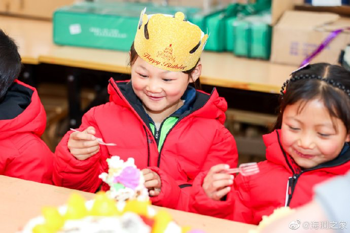 從暖身到暖心，海瀾之家的志愿者們不僅為孩子們帶去了學(xué)習(xí)用品，還帶去了生日蛋糕，給孩子們過了一個難忘的生日party。生長在山區(qū)的他們，過生日也只能和在外打工的父母通個電話，許多孩子還是第一次和這么多人一起吹蠟燭許生日愿望。