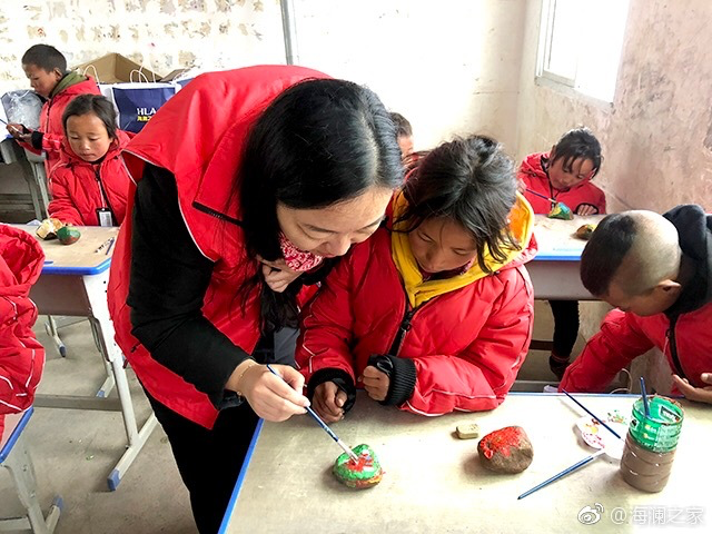 在繪畫課上，孩子們畫出心中想象的世界，不斷汲取關(guān)于美的知識。&ldquo;多一克溫暖&rdquo;帶給孩子們的是未來人生更多的機會與可能。公益行動不應(yīng)只提供物質(zhì)捐贈，更要加強對山區(qū)孩子們精神世界與未來發(fā)展的重視。