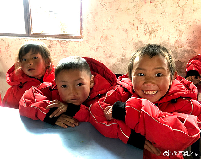 在四川省西南部川滇交界處的大涼山深處，坐落著一所紅旗小學(xué)。每當最寒冷的季節(jié)到來，這里的許多孩子們不得不共用一件冬衣御寒。 &ldquo;多一克溫暖&rdquo;與暖流計劃記錄下了孩子們開心的笑臉。這些笑臉，都是&ldquo;多一克溫暖&rdquo;前行中的源源動力。