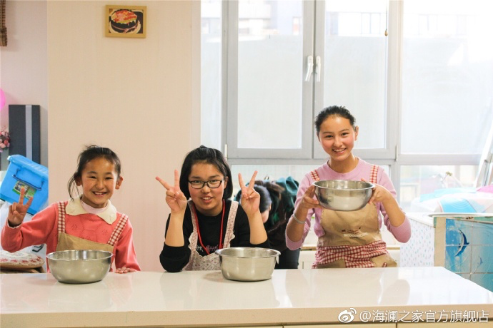 2017年 &ldquo;寒令營&rdquo;團隊從不同角度，為北疆山區(qū)的孩子們打開了一個豐富的世界。來到北京，他們觀看了升旗儀式，參觀了故宮，走進北京海洋館和動物園。這次寒令營，展現(xiàn)在他們面前的是此前從未看到過的世界，意義非凡。