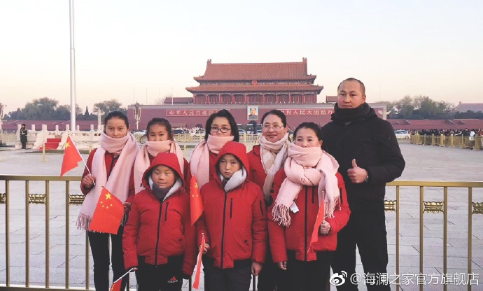 寒令營的第一天，孩子們觀看了升旗儀式，走進故宮暢聽歷史故事。祖國的樣貌開始在他們心里清晰，未來的希望開始在他們心中發(fā)芽。海瀾之家&ldquo;多一克溫暖&rdquo;團隊帶給孩子們精神世界的富足，照亮孩子們夢想的啟蒙之路。