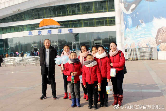 在海洋館，充滿求知欲和好奇心的孩子們像是一個個落入仙境的愛麗絲，不斷地提問，并用手中的紙筆和相機，記錄每一個畫面和知識，說要回去講給其他小伙伴和家人們聽。