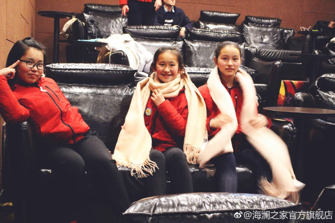 彼時恰逢《尋夢環(huán)游記》上映，&ldquo;寒令營&rdquo;的孩子們一起在電影院觀看了電影，平日里最鬧騰的孩子，在第一次看3D電影時也變得安靜專注。孩子們在這段旅程中增長了見識，一個更豐盛的世界就這樣打開了。