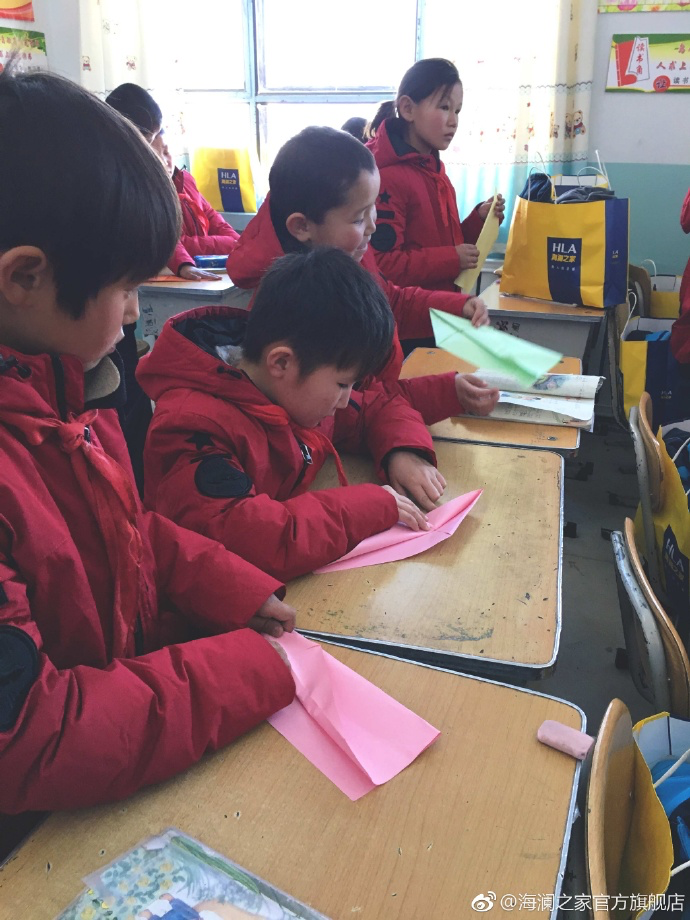 &ldquo;多一克溫暖&rdquo;的志愿者為孩子們帶去承載夢想的手工課，孩子們通過剪紙、畫畫、折紙飛機，讓自己的夢想在手中凝聚，隨紙飛機一起飛向天空，為凜冬帶來五彩斑斕的希望。