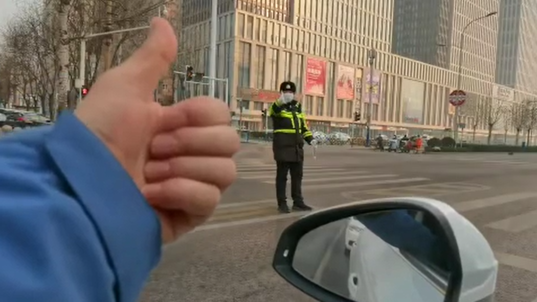 石家莊路人和交警的這個(gè)&ldquo;暗號(hào)&rdquo;，真暖！