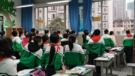 課上到一半，同學(xué)們卻把頭望向了外面！校長(zhǎng)說(shuō)：點(diǎn)贊！