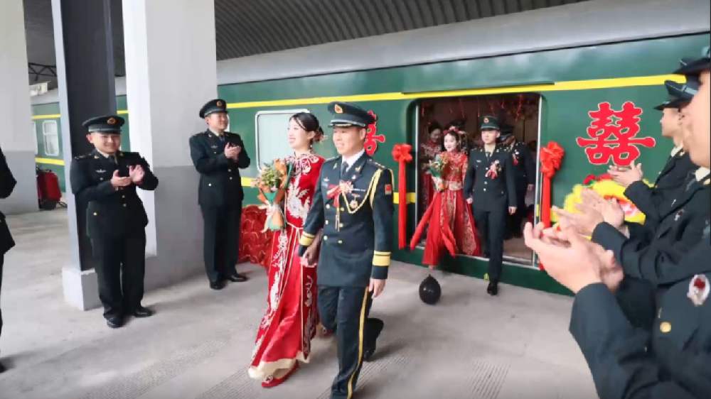 火車當&ldquo;婚車&rdquo;，東風快遞員最有排面的&ldquo;幸福軍列&rdquo;