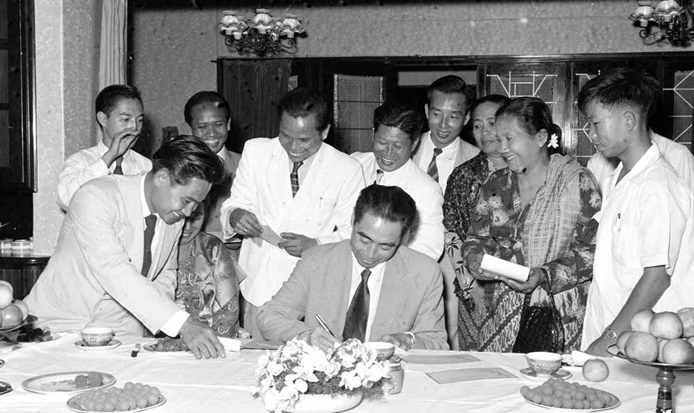 1955年4月25日，為迎接亞非會議而組織的萬隆人民委員會的代表請周恩來總理簽名留念。