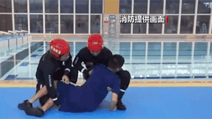 水中遇險(xiǎn) 如何自救與施救？黃金30秒 如何將溺水者救上岸？