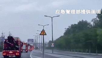 暴雨中 他們&ldquo;逆流而上&rdquo;：跨省救援！7省1800名消防員增援河南