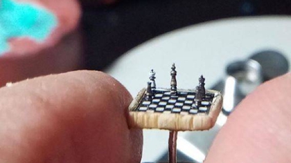 比指甲蓋還小！ 土耳其微雕藝術(shù)家雕出超小國(guó)際象棋