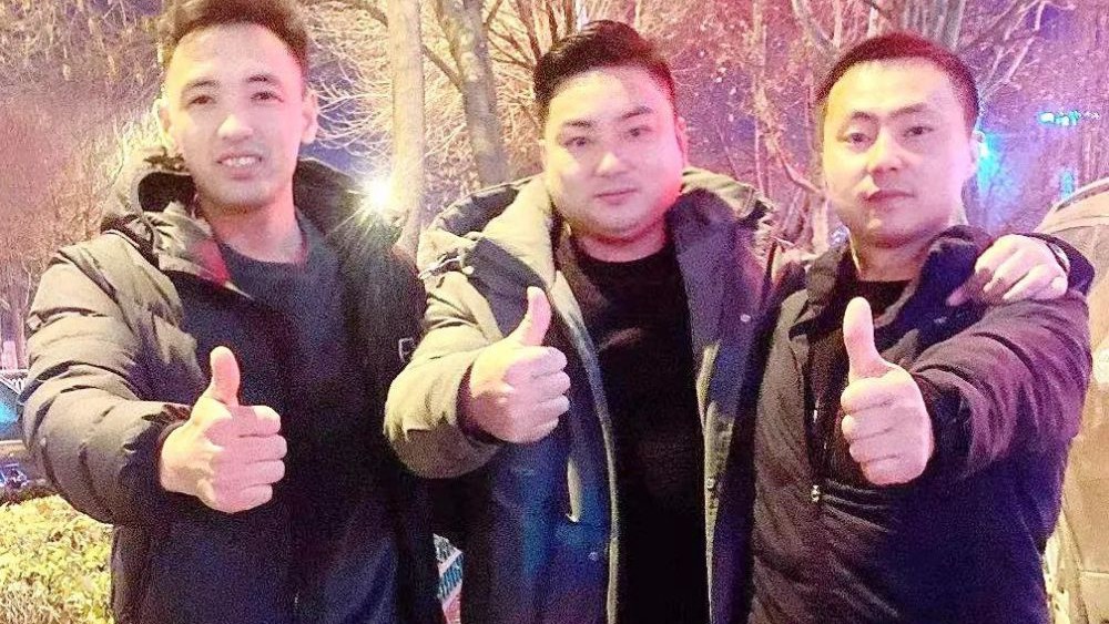 熱點快追｜路面結冰大貨車開始溜車！24塊&ldquo;救命石&rdquo;幫助緊急脫險