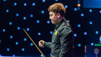 英國：首位00后冠軍！顏丙濤登頂斯諾克大師賽