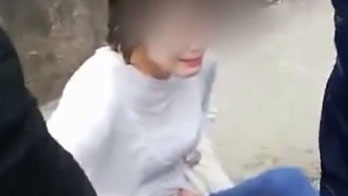 四川一女子墜河欲輕生，兩名消防員一躍而下