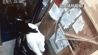 電梯內(nèi)突發(fā)自燃 電動(dòng)車(chē)進(jìn)樓怎么禁？ 發(fā)現(xiàn)電瓶車(chē)有起火苗頭應(yīng)立刻撤離