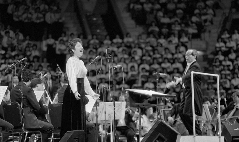 女高音歌唱家汪燕燕在香港&ldquo;黃河音樂節(jié)&rdquo;上演唱《黃河怨》。