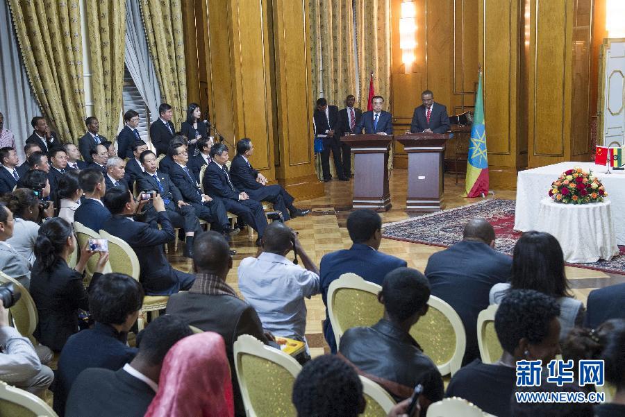 5月4日，國(guó)務(wù)院總理李克強(qiáng)在亞的斯亞貝巴與埃塞俄比亞總理海爾馬里亞姆舉行會(huì)談。這是會(huì)談后，李克強(qiáng)與海爾馬里亞姆共同會(huì)見(jiàn)記者。 新華社記者 王曄 攝