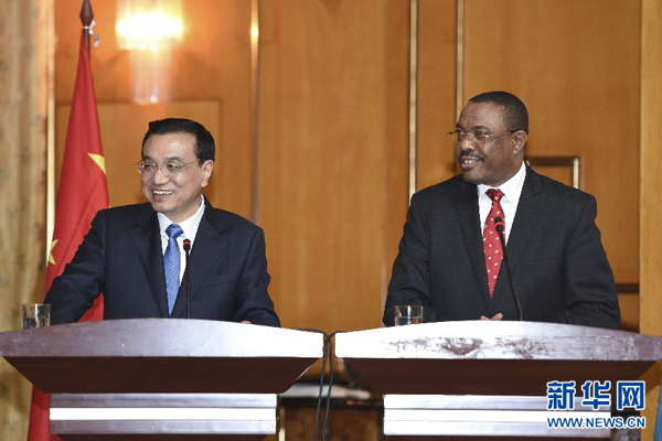 5月4日，國(guó)務(wù)院總理李克強(qiáng)在亞的斯亞貝巴與埃塞俄比亞總理海爾馬里亞姆舉行會(huì)談。這是會(huì)談后，李克強(qiáng)與海爾馬里亞姆共同會(huì)見(jiàn)記者。 新華社記者 李學(xué)仁 攝
