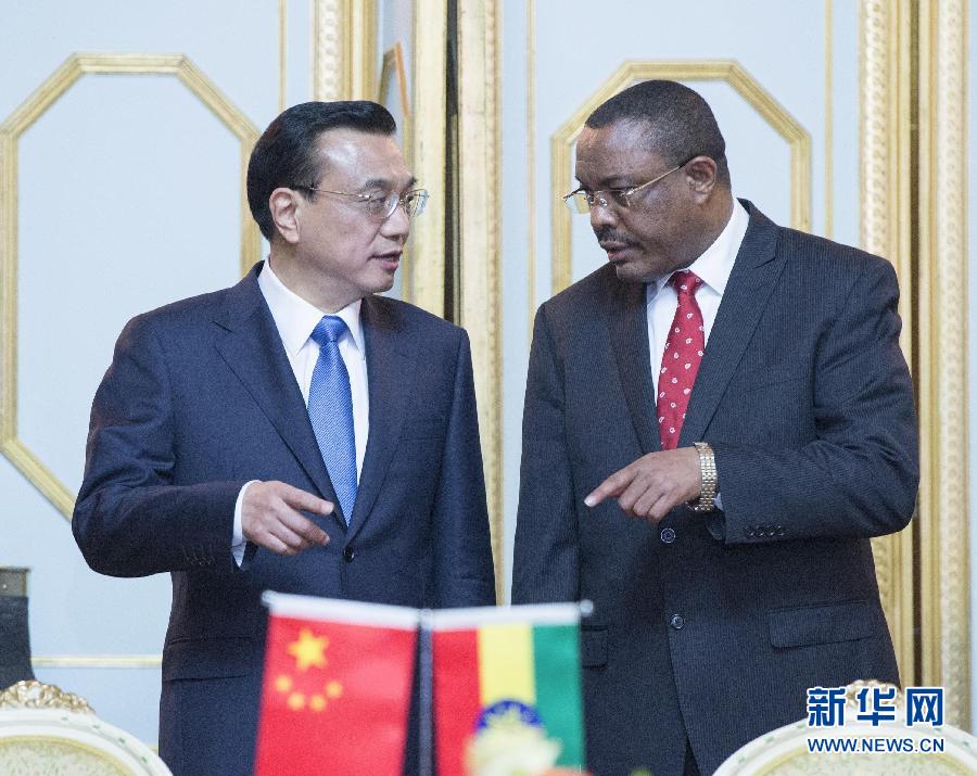 5月4日，中國國務(wù)院總理李克強(qiáng)在亞的斯亞貝巴與埃塞俄比亞總理海爾馬里亞姆舉行會(huì)談。這是會(huì)談后，李克強(qiáng)與海爾馬里亞姆共同出席有關(guān)文件簽字儀式。 新華社記者 王曄 攝
