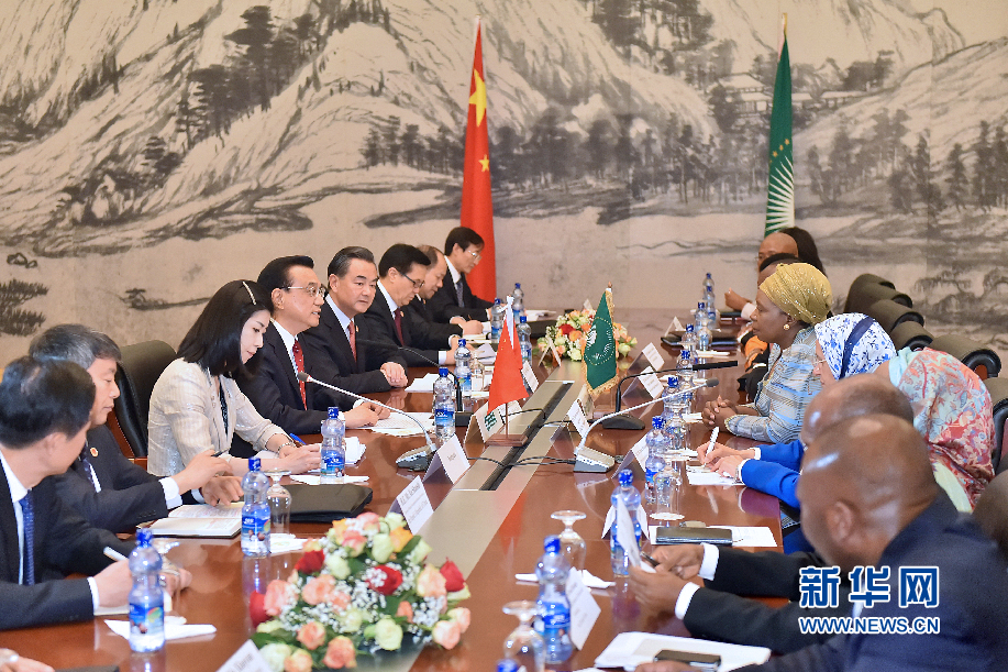 5月5日，中國(guó)國(guó)務(wù)院總理李克強(qiáng)在亞的斯亞貝巴非洲聯(lián)盟總部會(huì)見(jiàn)非盟委員會(huì)主席祖馬。 新華社記者李濤攝