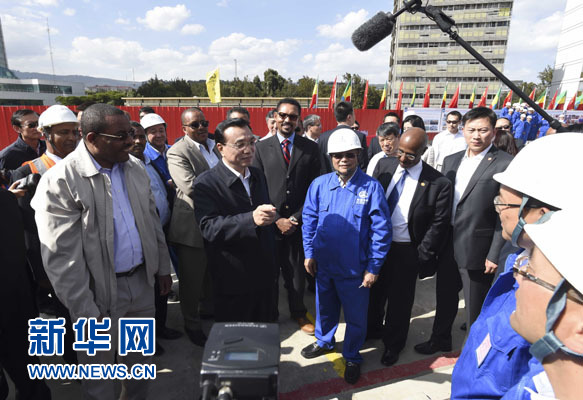 這是李克強(qiáng)與海爾馬里亞姆看望施工人員。新華社記者 李學(xué)仁 攝