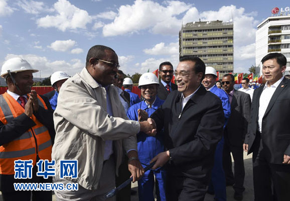 5月5日，中國(guó)國(guó)務(wù)院總理李克強(qiáng)考察亞的斯亞貝巴輕軌項(xiàng)目，埃塞俄比亞總理海爾馬里亞姆陪同。新華社記者 李學(xué)仁 攝