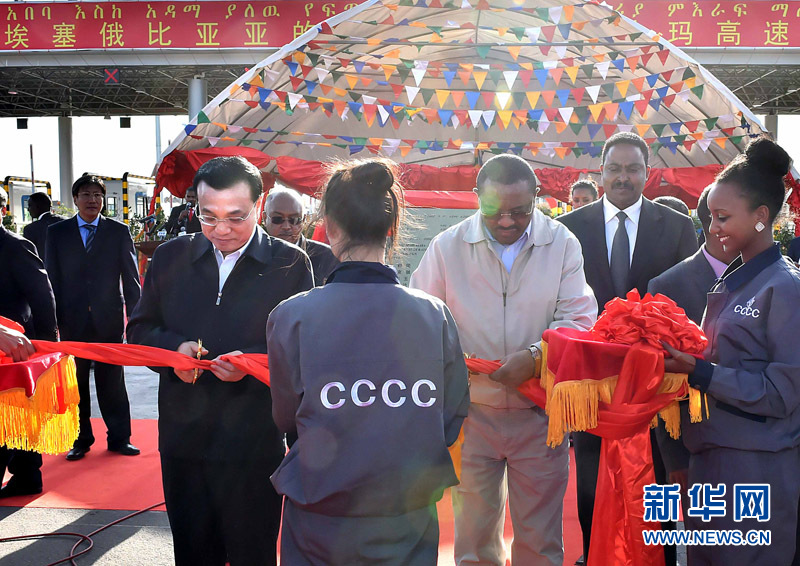 5月5日，中國國務(wù)院總理李克強(qiáng)與埃塞俄比亞總理海爾馬里亞姆共同出席亞的斯亞貝巴-阿達(dá)瑪高速公路一期竣工揭牌典禮，并為二期工程開工奠基剪彩。這是李克強(qiáng)與海爾馬里亞姆共同為亞的斯亞貝巴-阿達(dá)瑪高速公路二期工程開工剪彩。新華社記者 李濤 攝 