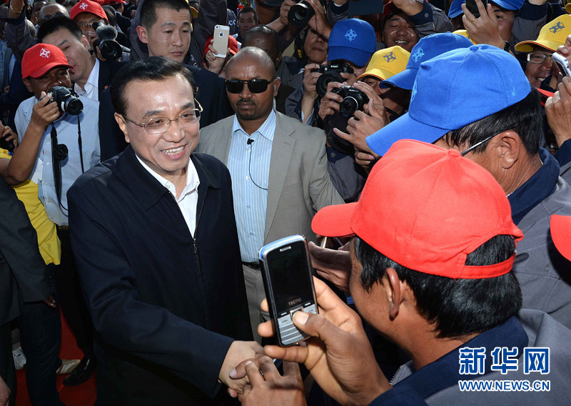 5月5日，中國國務(wù)院總理李克強(qiáng)與埃塞俄比亞總理海爾馬里亞姆共同出席亞的斯亞貝巴-阿達(dá)瑪高速公路一期竣工揭牌典禮，并為二期工程開工奠基剪彩。這是典禮結(jié)束后，李克強(qiáng)同工程施工人員親切交談。新華社記者 李濤 攝 