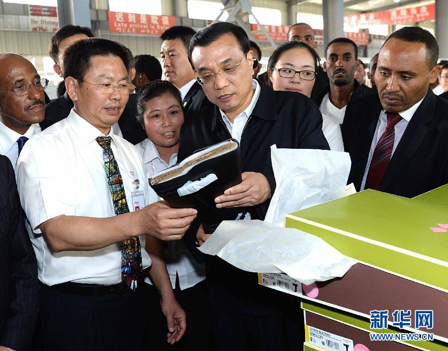 5月5日，中國國務院總理李克強在埃塞俄比亞總理海爾馬里亞姆陪同下參觀東方工業(yè)園。這是李克強在生產(chǎn)車間聽取負責人介紹生產(chǎn)情況。新華社記者 李濤 攝