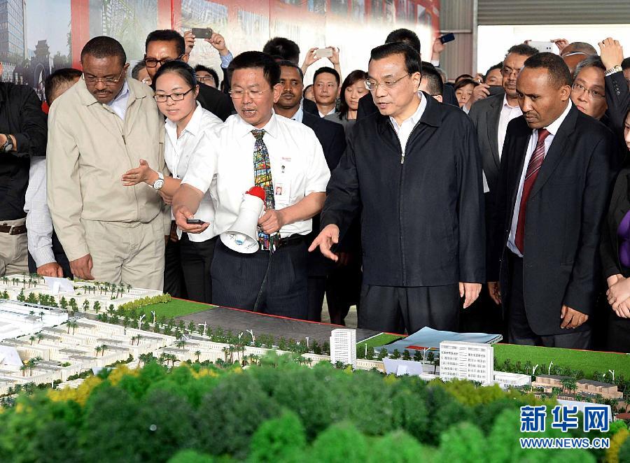  5月5日，中國國務院總理李克強在埃塞俄比亞總理海爾馬里亞姆陪同下參觀東方工業(yè)園。這是李克強與海爾馬里亞姆（左一）一起觀看工業(yè)園沙盤展示。新華社記者 李濤