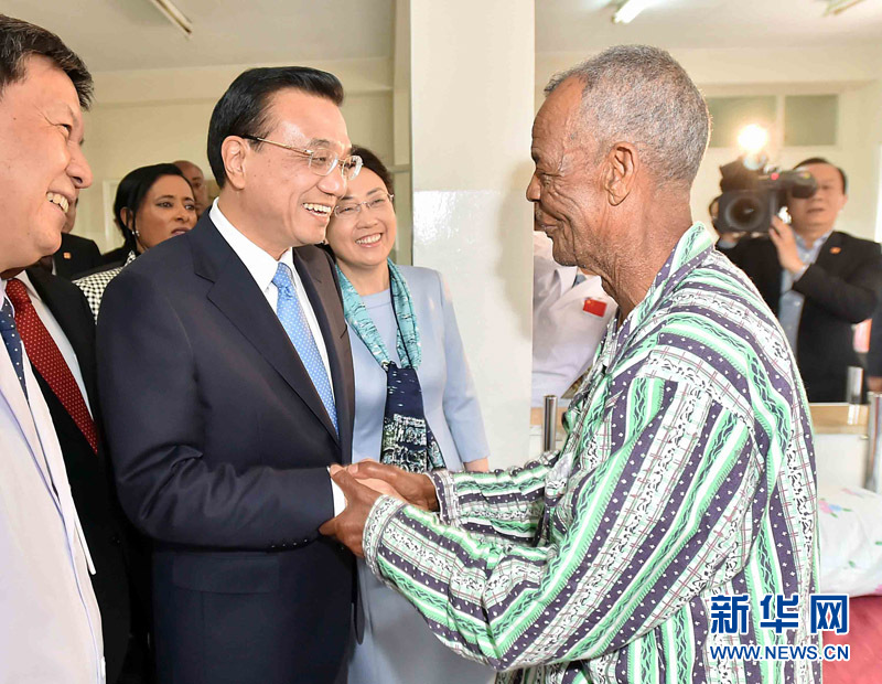 5月6日，中國國務(wù)院總理李克強與埃塞俄比亞總統(tǒng)穆拉圖一同來到亞的斯亞貝巴阿勒塔醫(yī)院，看望受益于中國免費白內(nèi)障手術(shù)&ldquo;光明行&rdquo;活動的埃塞俄比亞患者。新華社記者 李濤 攝 